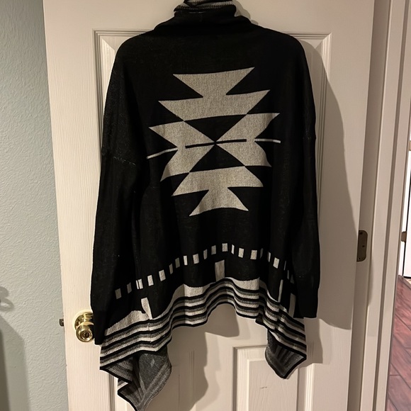 Women’s open front Aztec print asymmetrical cardigan - Picture 4 of 5
